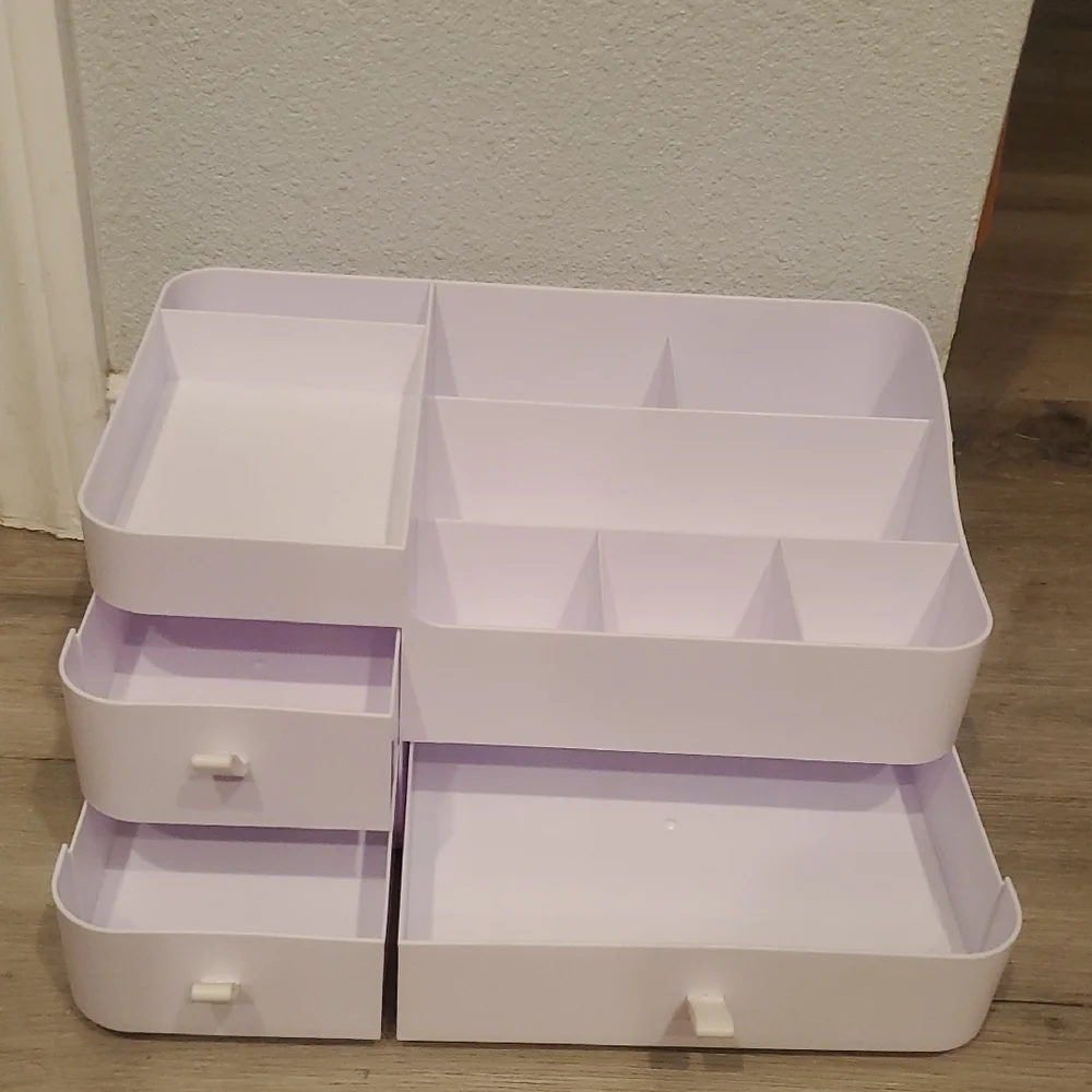 Simple White Makeup Organizer